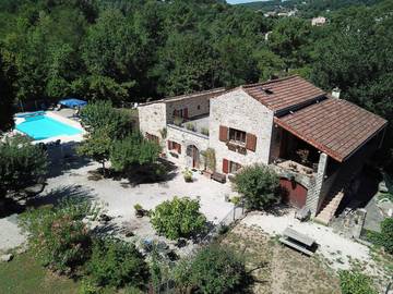 Gîte pour 14 personnes, avec jardin et piscine, adapté aux familles dans Largentière