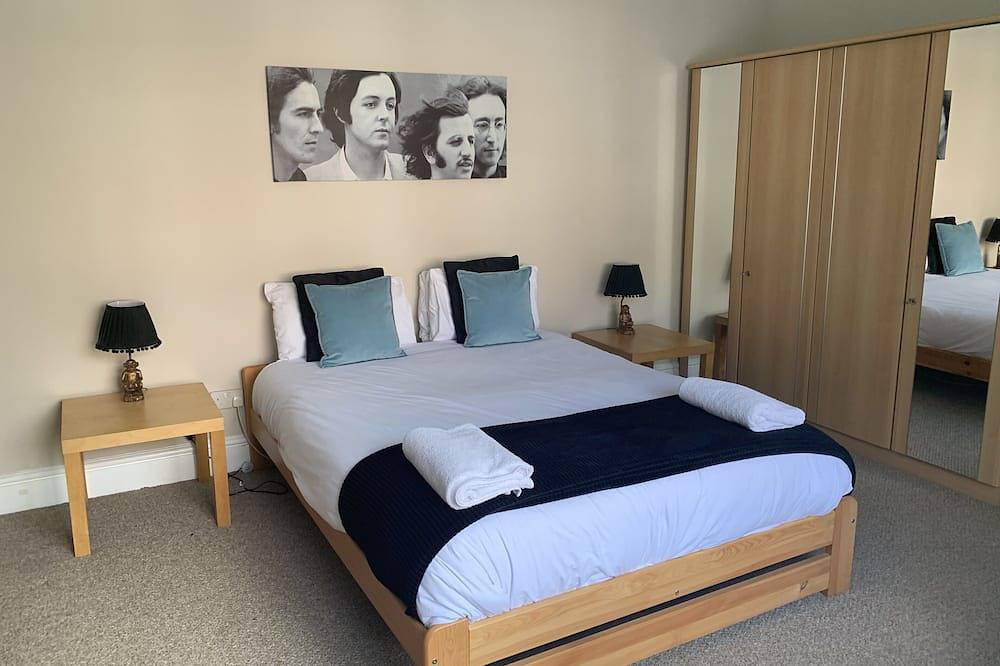Entire apartment, 3 bedroom 1st floor apartment with garden close to Lark Lane and city centre in Liverpool, Merseyside