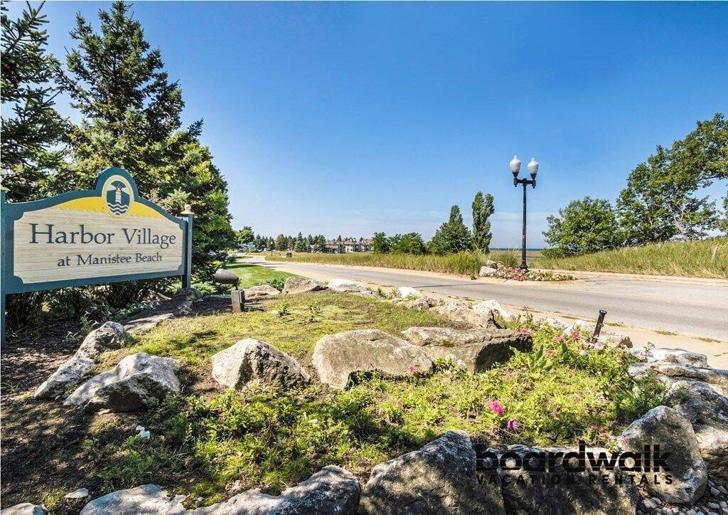 Ganze Wohnung, Updated Main Floor Condo at Pool and Beach in Manistee, Manistee County