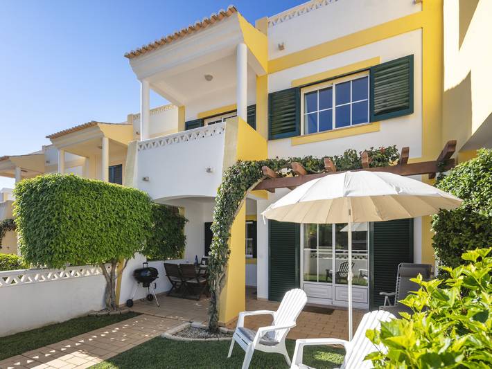 Gîte pour 4 personnes, avec balcon ainsi que piscine et jardin