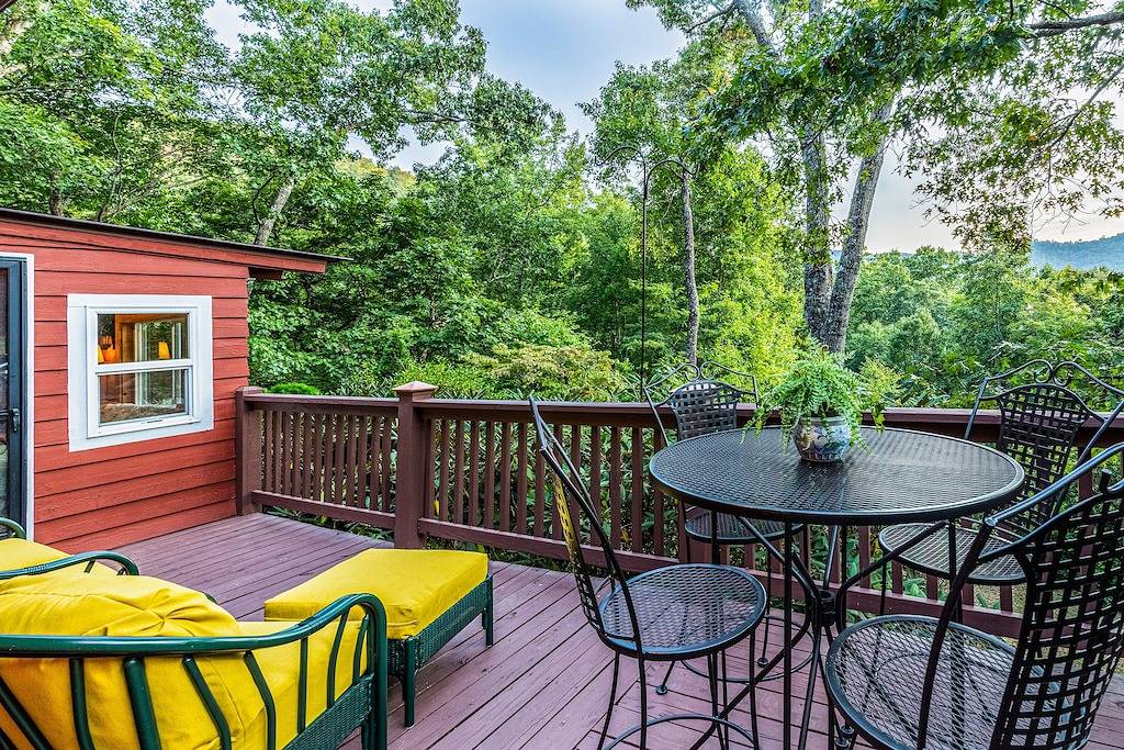 Serene & secluded 2-Story home with covered porch, firepit & telescope in Macon County