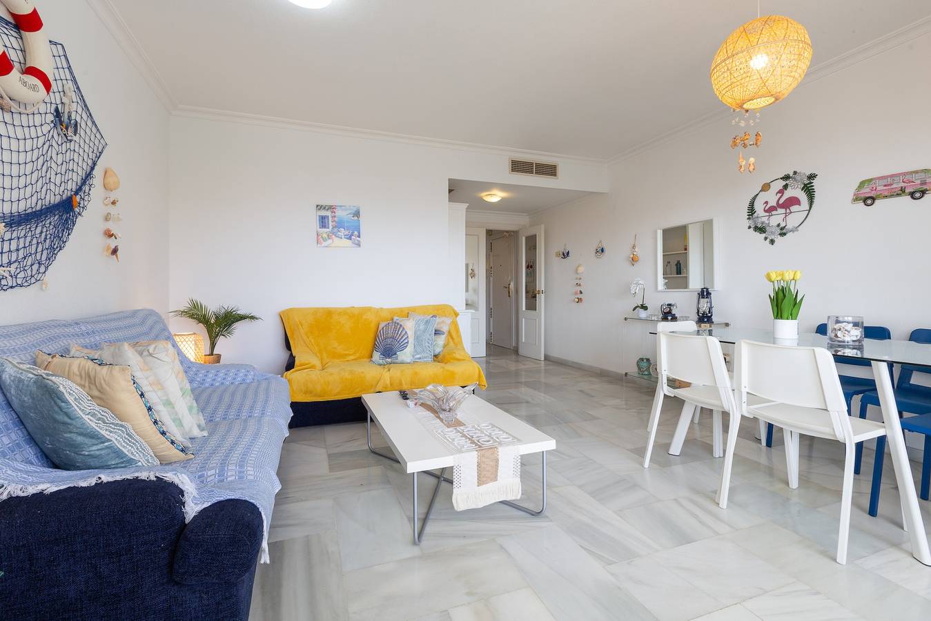 Entire apartment, Holiday Apartment Carihuela beach close to the Beach with Shared Pool & Wi-Fi in La Carihuela, Torremolinos