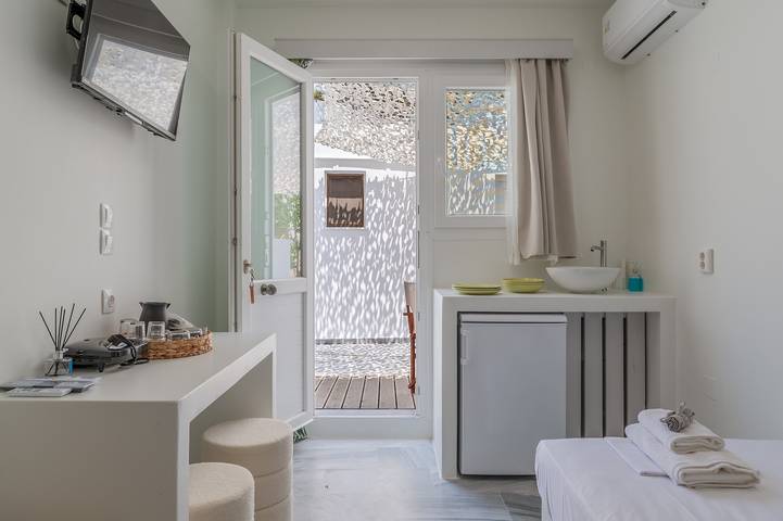 Studio 'A Tinian Room 4' mit gemeinsamer Terrasse und Klimaanlage in Tínos
