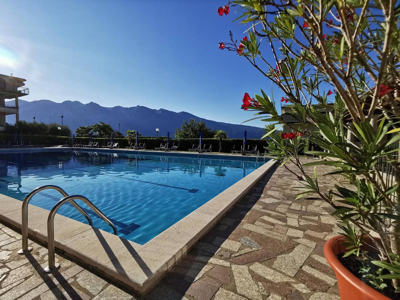 Ganze Wohnung, Gardasee Ferienwohnung mit Seesicht & Pool in Tignale in Gardola, Tignale