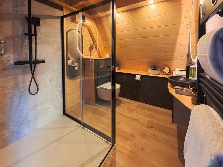 Gîte pour 2 personnes, avec vue ainsi que vue sur le lac et jardin dans Lac Chambon - 4