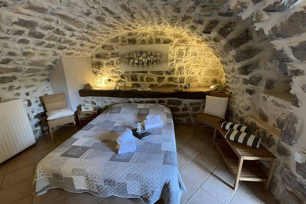 Guest Room “La Voûte” with Shared Pool, Communal Terrace and Wi-Fi in Saint-Alban-Auriolles, Ardèche