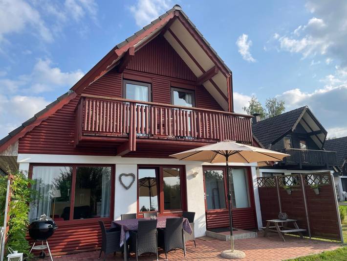 Ferienhaus für 6 Personen, mit Balkon und Terrasse sowie Garten und Seeblick in Frielendorf