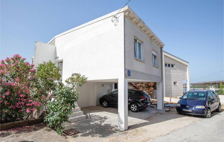 Ganze Ferienwohnung, Gemütlich, 1,5 km vom Strand entfernt: Modernes Apartment mit Terrasse und Parkplatz in Klek, Dubrovnik-Neretva