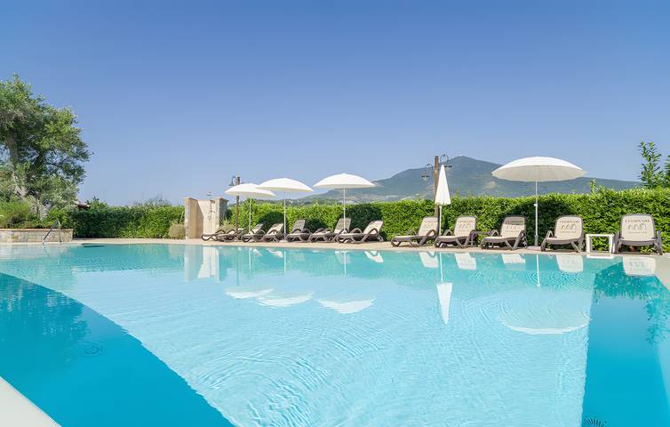 Casetta di legno per 4 persone, con Giardino e Piscina per bambini