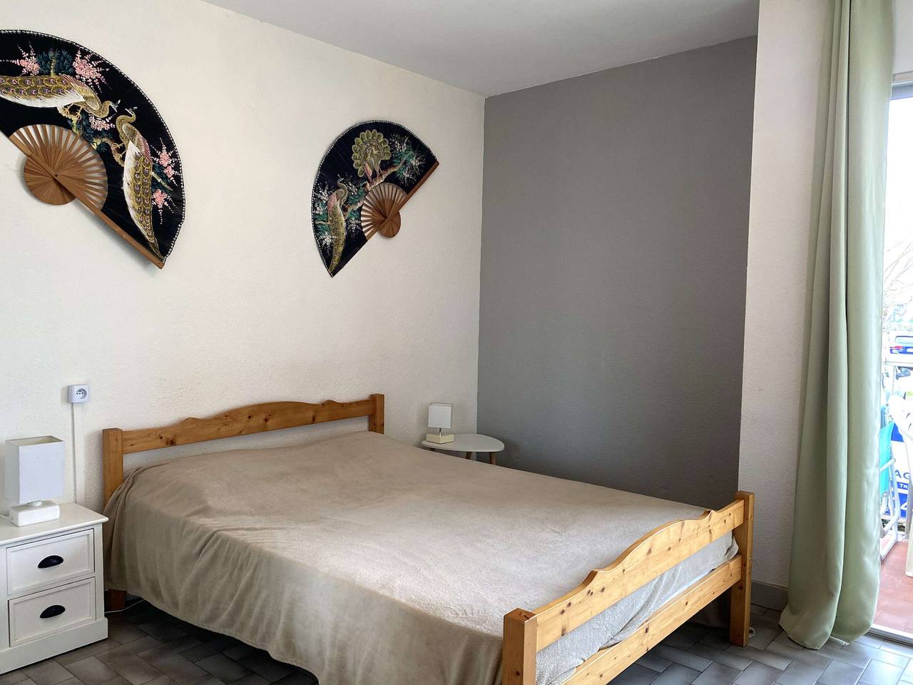 Entire studio, Cozy Studio with Balcony & Wi-Fi Near Charles de Gaulle Park in Balaruc-les-Bains, Côte d'Améthyste