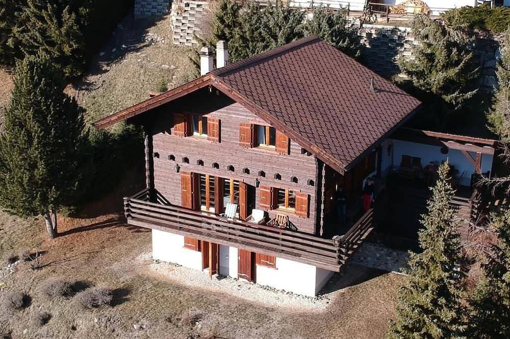 Ganze Wohnung, Grosses, sehr helles Chalet für 8 Personen mit grosser Terrasse, Garten und schöner freier Aussicht. in Saint Luc, Anniviers