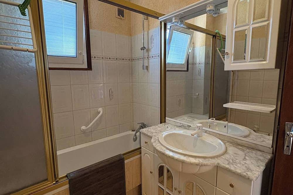 Appartement entier, Villa Pyrénéenne, vue et piscine in Ayzac-Ost, Pyrénées