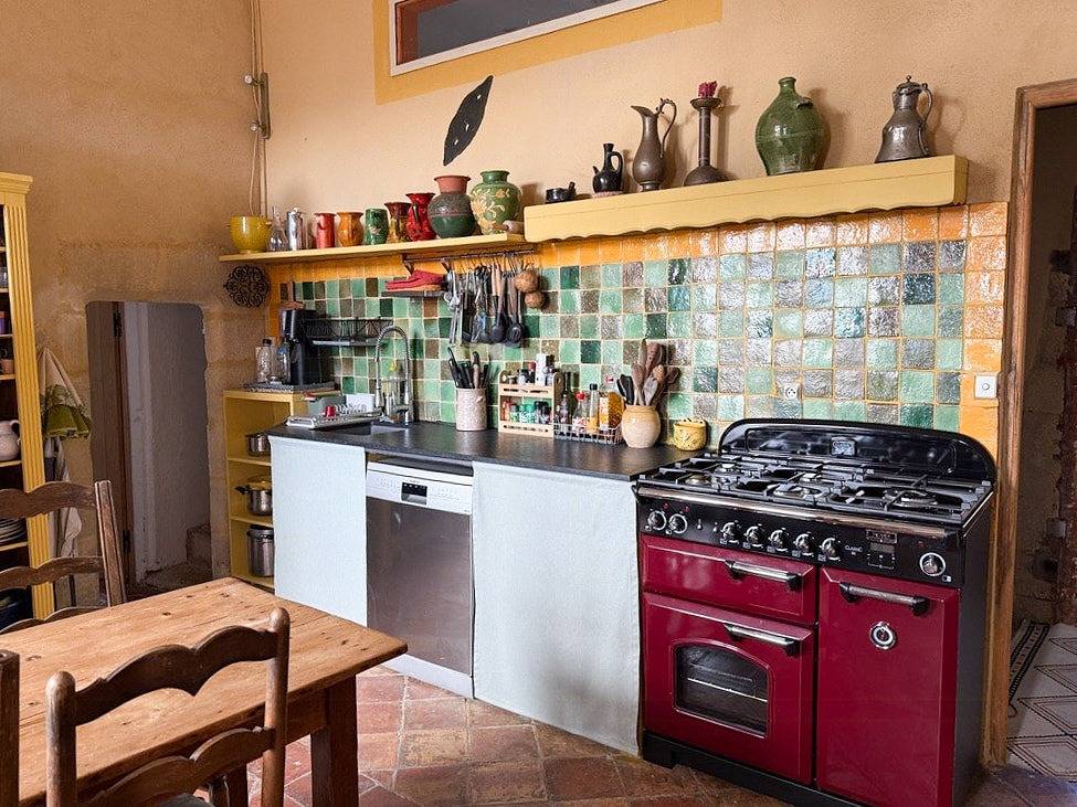 Künstlerchâteau mit Ruinen im Departement Gard in Vénéjan, Nimes und Umgebung