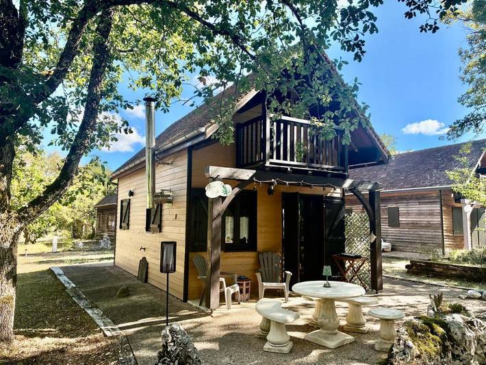 Gîte pour 4 personnes, avec Balcon et Terrasse ainsi que Jardin et Piscine à Lunegarde