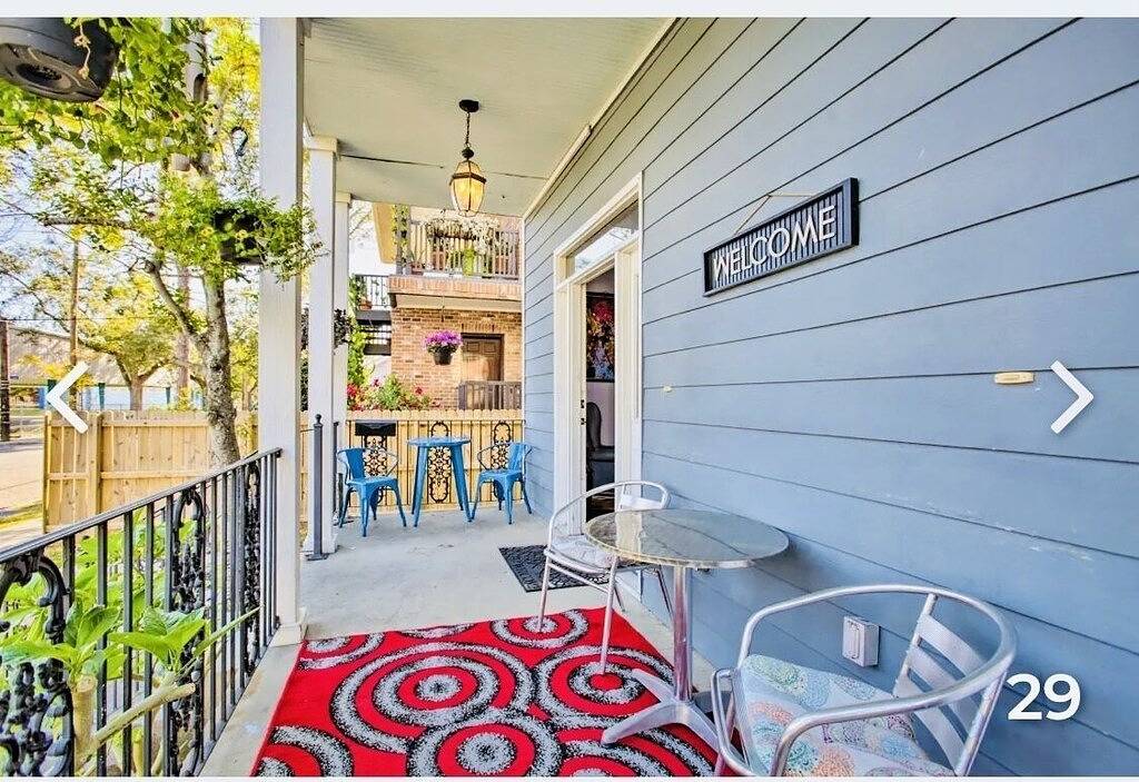 Unique, colorful, fun Midcity home with high ceilings, steps from the top cafés. in New Orleans, Orleans Parish
