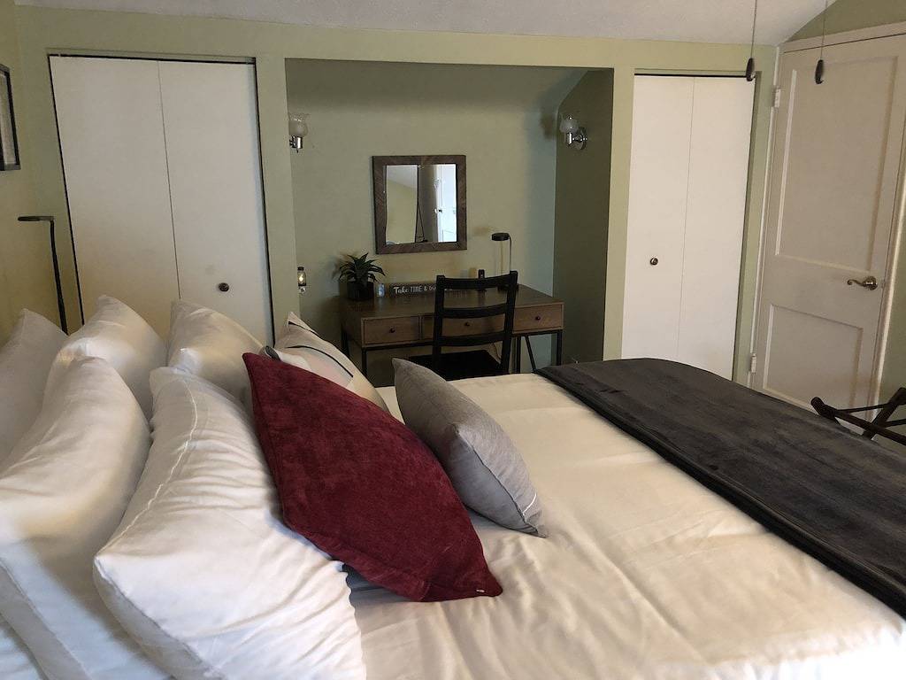 Cozy and completely updated The Farmhouse at Lanterman's Village in Youngstown, Mahoning County