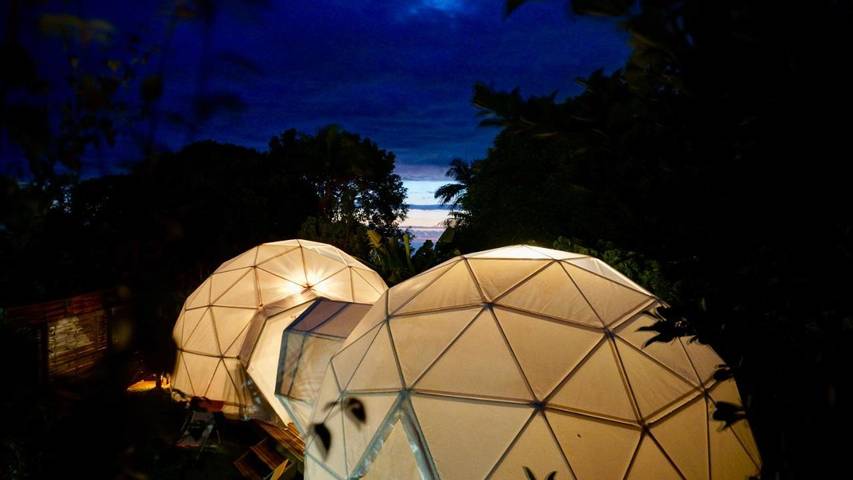 Tente pour 4 personnes, avec jacuzzi ainsi que terrasse et jardin dans DOM-TOM