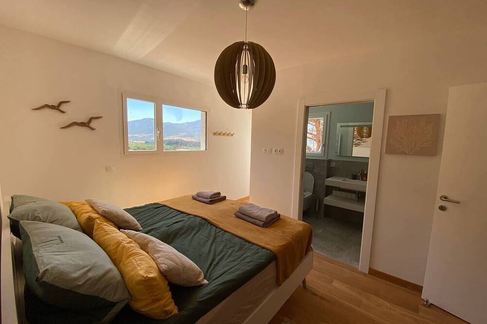 Villa mit zwei Wohnungen, für Familien und Freunde mit Pool und Panoramablick. in Moncale, Calvi und Umgebung