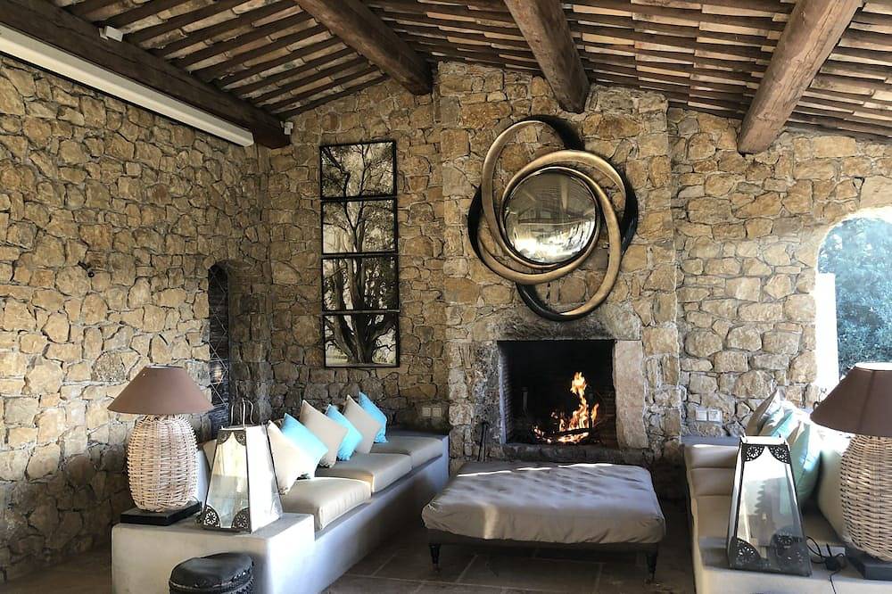 Superbe villa Couëlle dans le domaine de Redon. avec piscine, tennis et grand jardin in Mouans-Sartoux, Côte méditerranéenne (France)