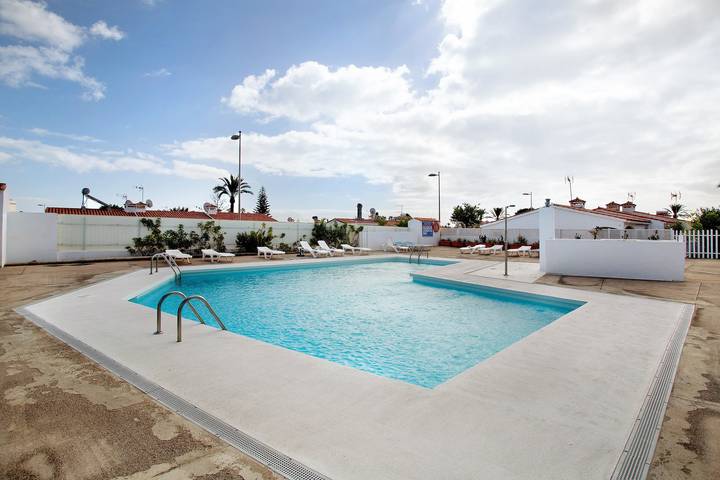 Maison de vacances 'Haus Brigitte' avec piscine partagée, Wi-Fi et climatisation in Maspalomas, San Bartolomé de Tirajana