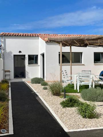 Gîte pour 6 personnes, avec terrasse et vue à Marsilly