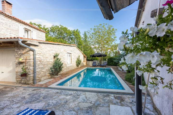 Ferienhaus für 7 Personen, mit Balkon und Garten sowie Pool - 1