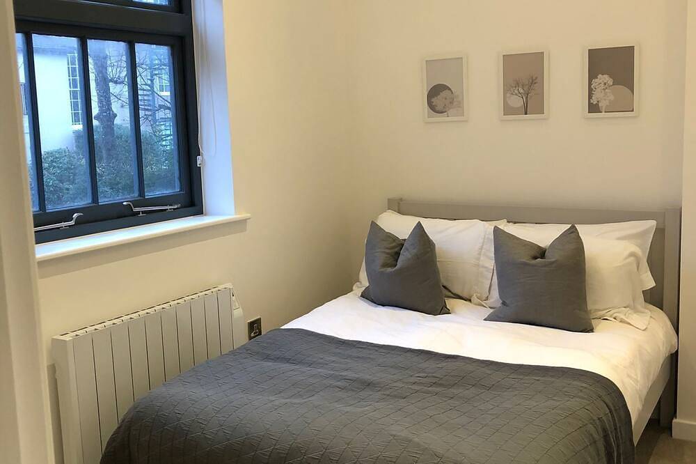 Luxury spacious detached house in heart of city centre with parking in Chichester, West Sussex
