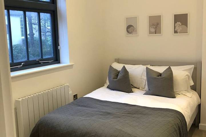 Luxury spacious detached house in heart of city centre with parking in Chichester, West Sussex