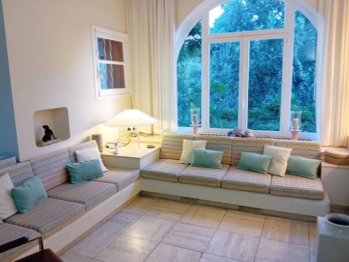 Location de vacances pour 19 personnes, avec vue ainsi que balcon et piscine dans Golf De Beauvallon