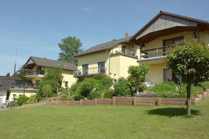 Ferienwohnung für 2 Personen, mit Balkon und Terrasse sowie Garten und Seeblick