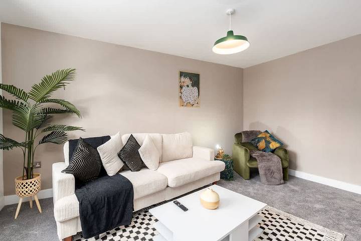 Perfect Booking | Private Garden & Large Parking in Churchdown, Gloucestershire