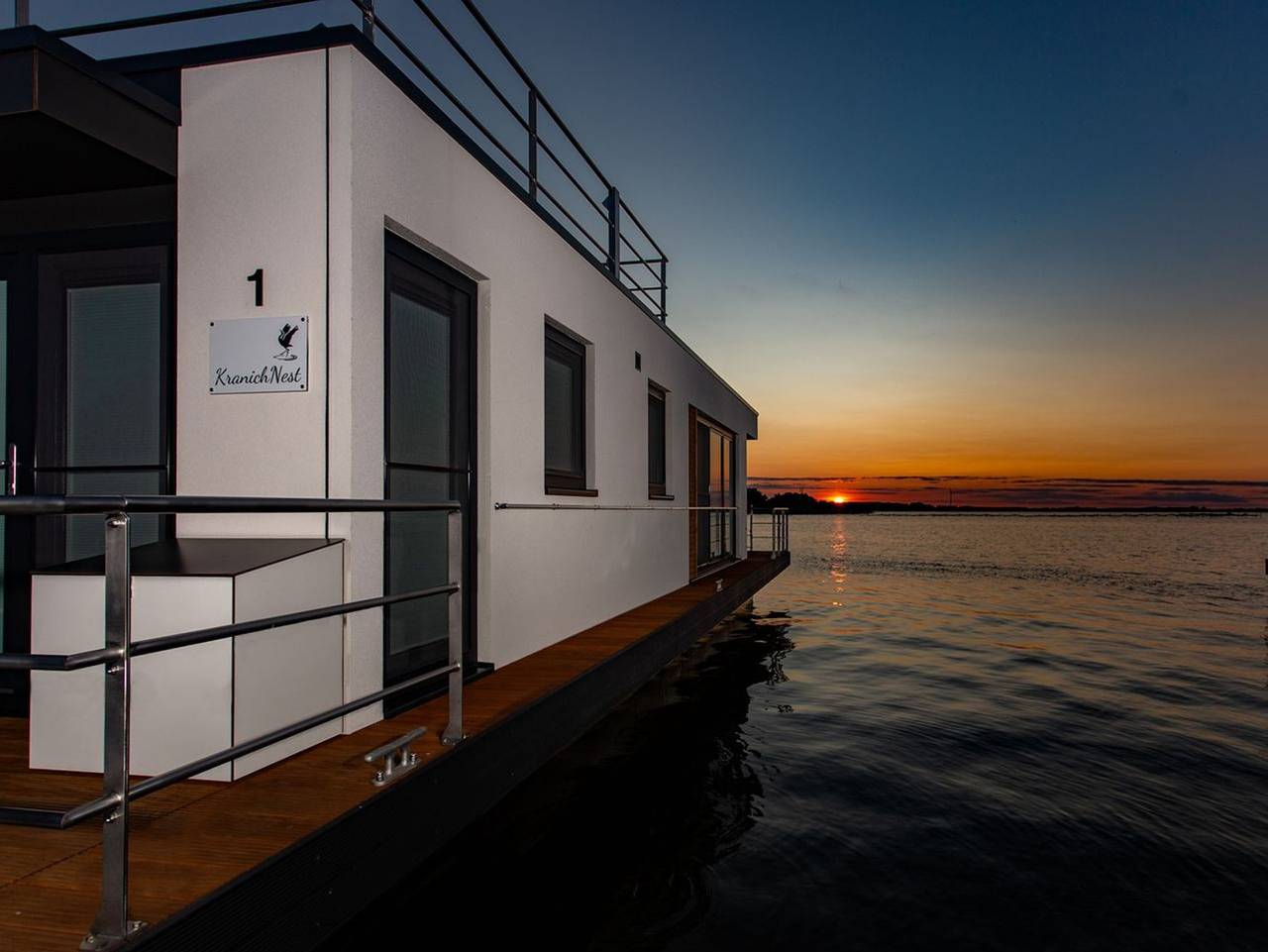Kranichnest Schwimmhaus - Uferhaus am Bodden Ostsee - Kranichnest Schwimmhaus: Seeblick, Terrasse, Kaminofen & Platz für 4 Gäste in Ribnitz, Ribnitz-Damgarten
