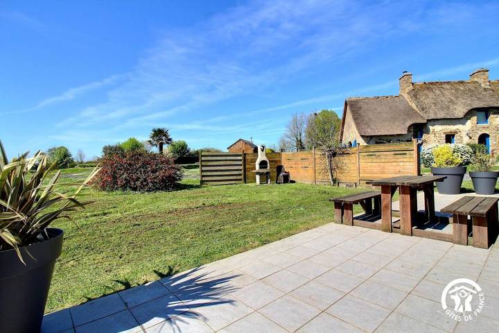 Gîte pour 2 personnes, avec terrasse ainsi que piscine et jardin à Ambon - 2