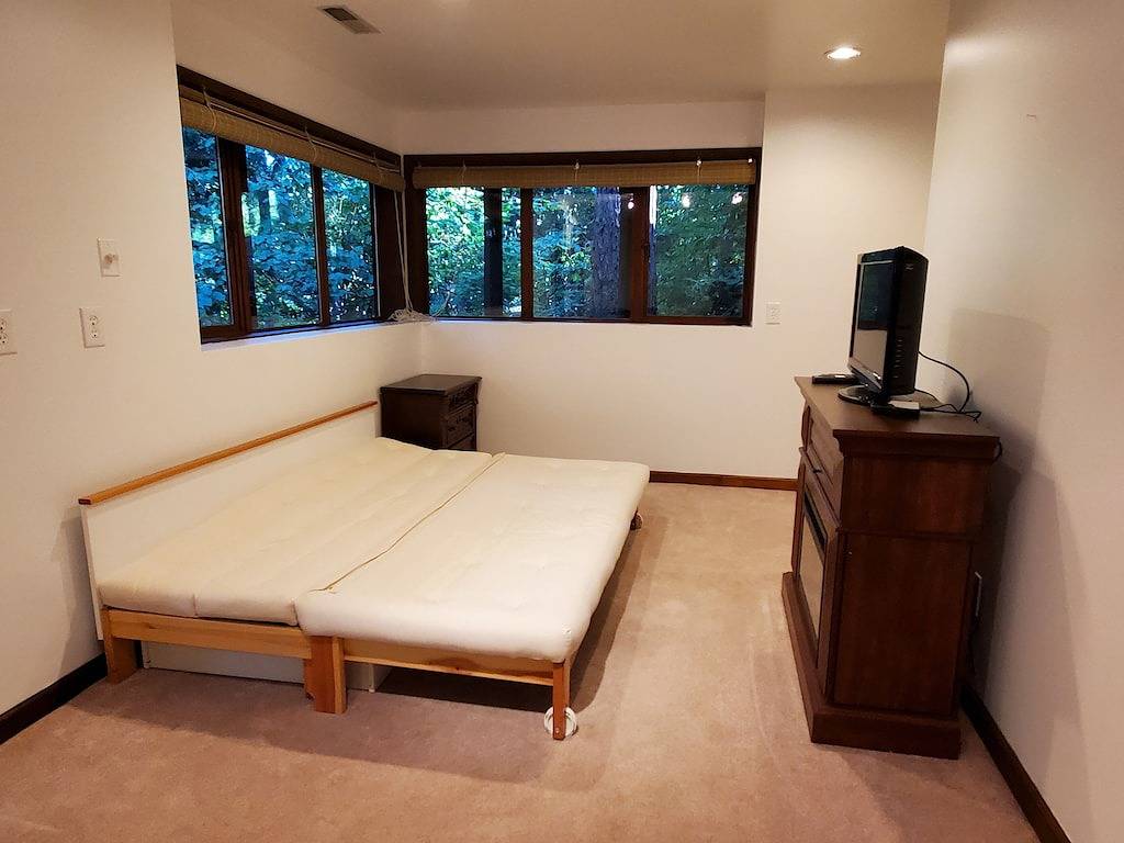 Spacious Cabin with Hot Tub, Sauna, Ac, Loft, King bed, free parking in Seattle, Lake Washington