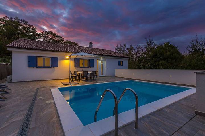 Ferienwohnung für 8 Personen, mit Garten und Pool, kinderfreundlich