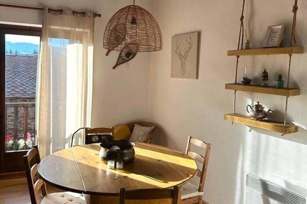Apartamento entero, Duplex 6 Pax. con Buhardilla, Chimenea y Balcón in Llivia, Cerdanya