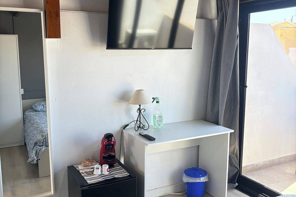 Room with private bathroom and private terrace. 3rd floor of the building in Puerto de Corralejo, La Oliva