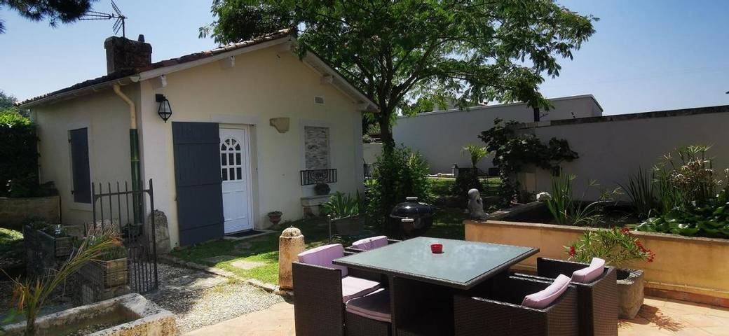 Gîte pour 2 personnes, avec vue ainsi que piscine et jardin à Beurlay