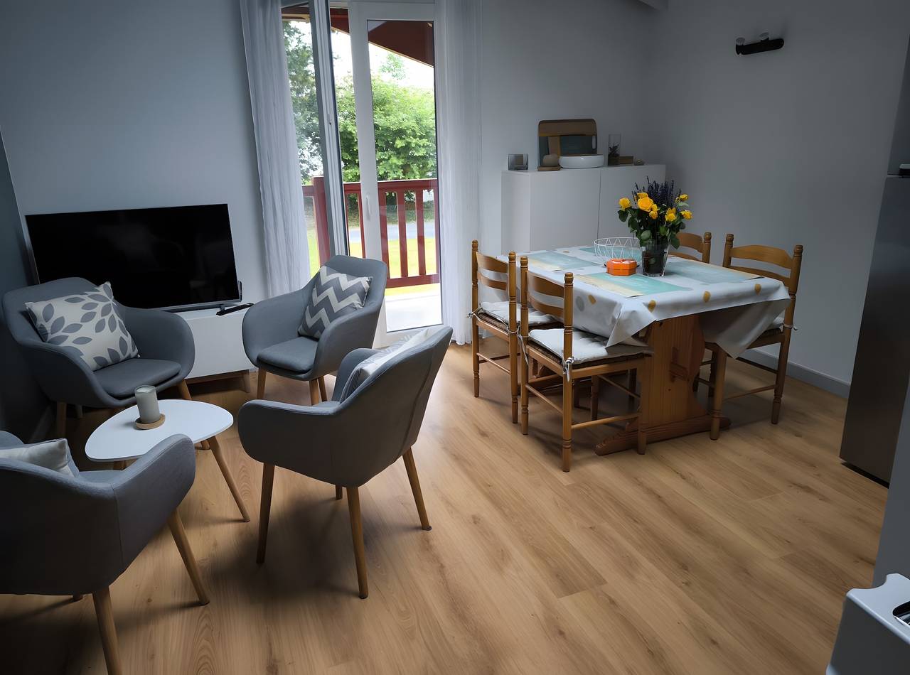Entire apartment, Apartment 'Gîte Peyo Saint-Pée-sur-Nivelle' with Mountain View, Shared Garden and Wi-Fi in Saint-Pée-sur-Nivelle, Bayonne region