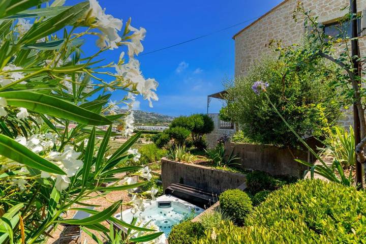 Location de vacances pour 8 personnes, avec jardin ainsi que terrasse et jacuzzi dans Allianz Riviera - 2