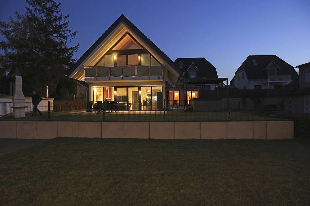 Ferienhaus direkt am See, Außen Whirlpool und exklusive 20qm Wellness-Sauna in Göhren-Lebbin, Fleesensee