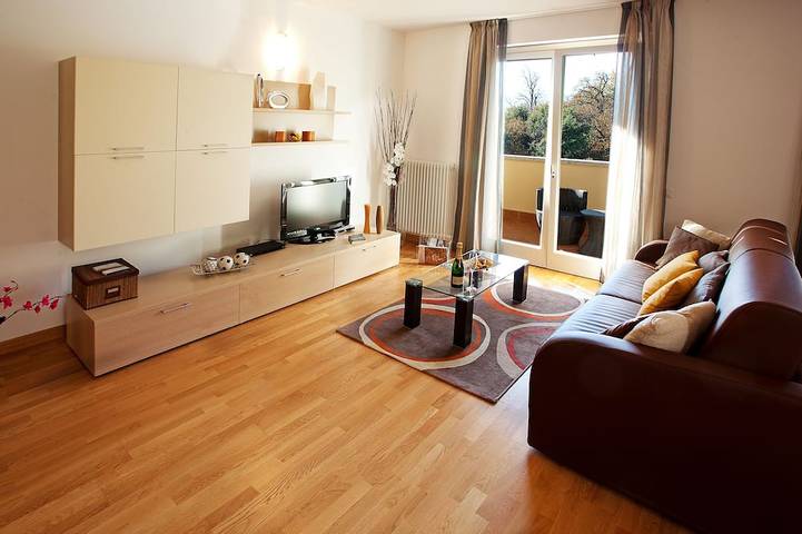 Ganze Wohnung, Moderne stilvolle Wohnung mit herrlichem Seeblick und eigenem Balkon in Tremezzo, Gemeinde Tremezzina