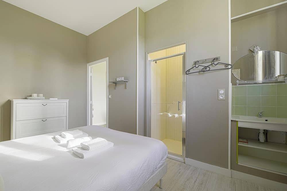Entire apartment, Luxurious 2-bedroom apartment in Falaise town center, private parking, Ev charging station in Sainte-Thérèse-en-Pays-de-Falaise, Caen region