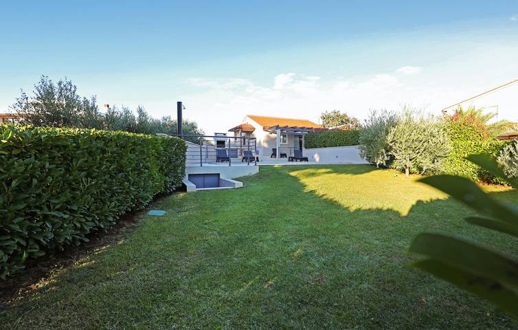 Reizendes Apartment mit Pool, Terrasse und WLAN in der Nähe des Strandes von Bijeca in Pula-Medulin, Pomer