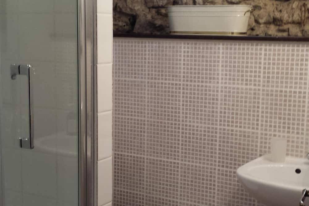 Appartement entier, Charmante maison en pierre dans Hillside Village avec calme, cour privée in Paziols, Côte méditerranéenne (France)