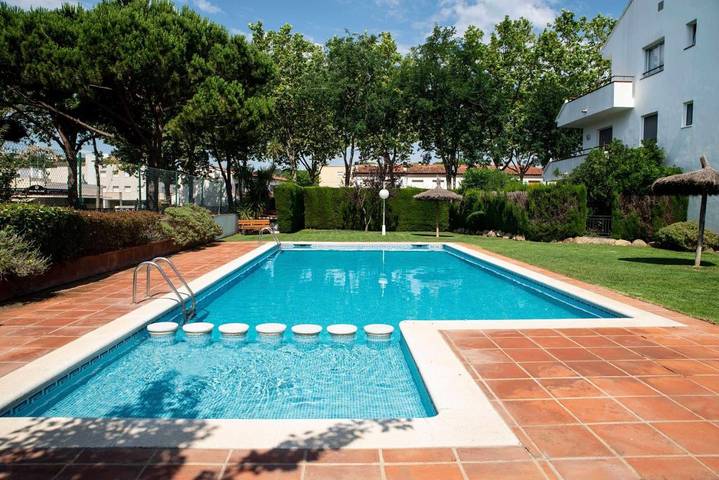 Appartement de vacances pour 5 personnes, avec piscine ainsi que terrasse et jardin