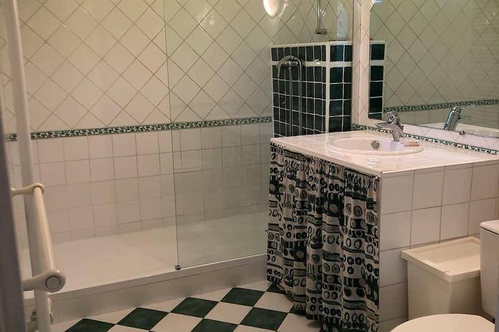 Haus mit schattiger Terrasse und optionalem Spa in Nîmes in Nîmes, Nimes und Umgebung