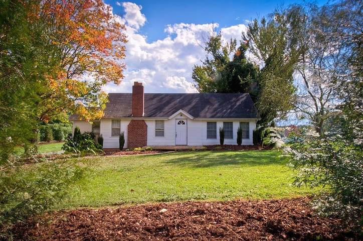 Barn for 6 people, with terrace and yard as well as hot tub, with pets in 