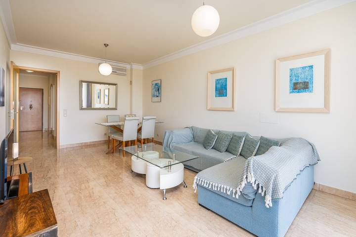 Entire apartment, Apartment 'Brightness Comfort In Burgau' with Sea View, Wi-Fi and Air Conditioning in Praia do Burgau, Luz