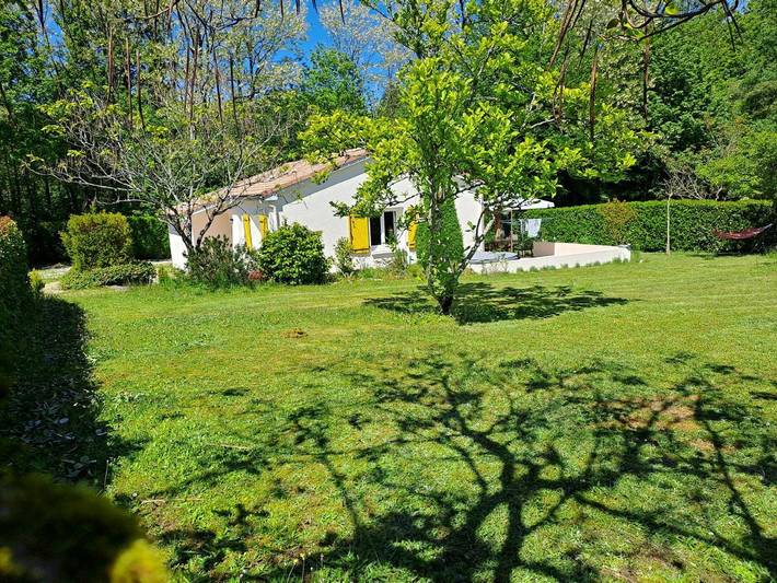 Maison de vacances pour 6 personnes, avec bassin pour enfant et jardin ainsi que vue et piscine, animaux acceptés